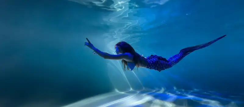 Meerfjungfrau unter Wasser